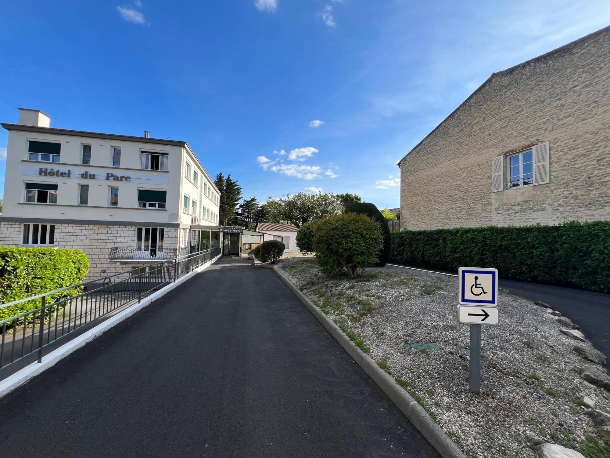 Brit Hotel Du Parc Niort Centre-Parking Gratuit Exteriér fotografie
